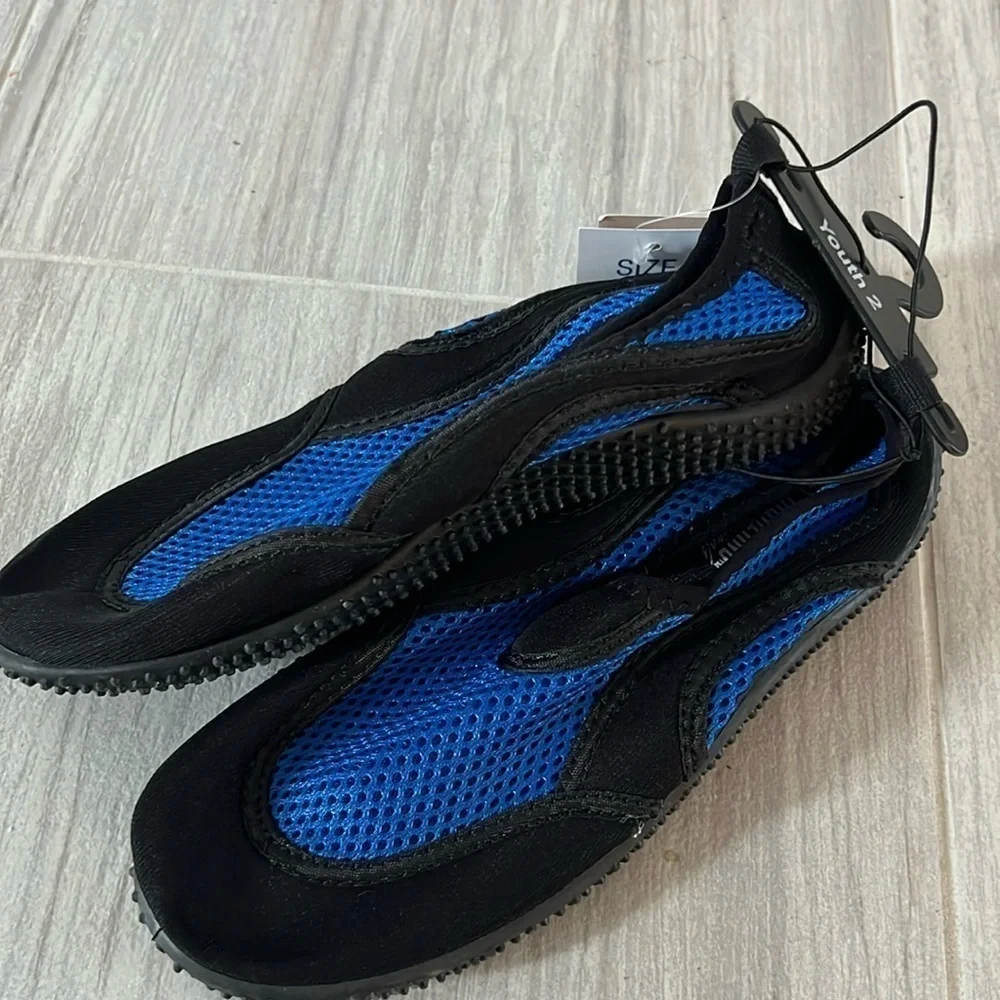 Kids Unisex blue & black water shoes size 2 Youth mesh